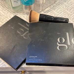 Glo Skin Beauty Contour Kit with Brush - Black